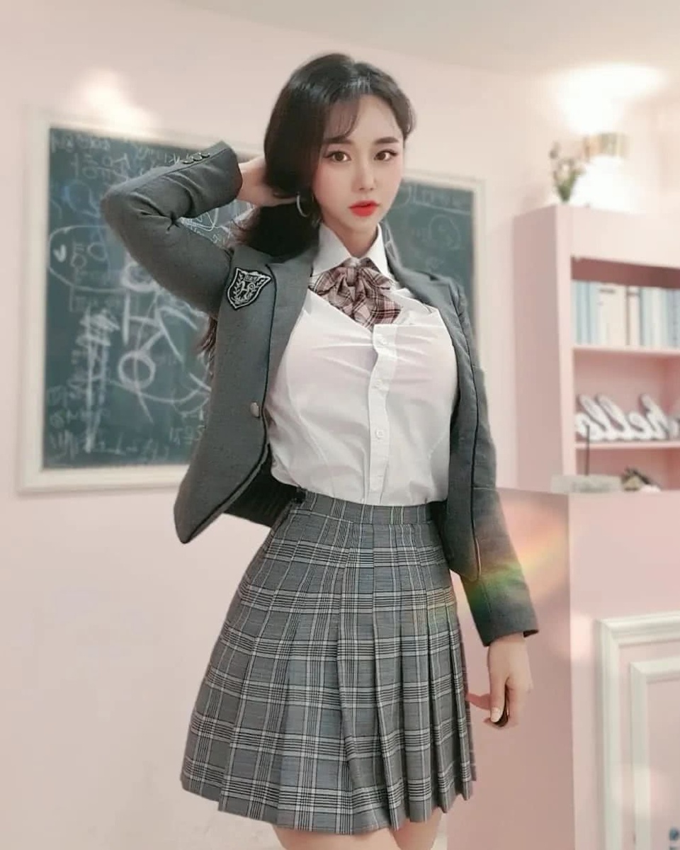校服学妹在教室里的自拍