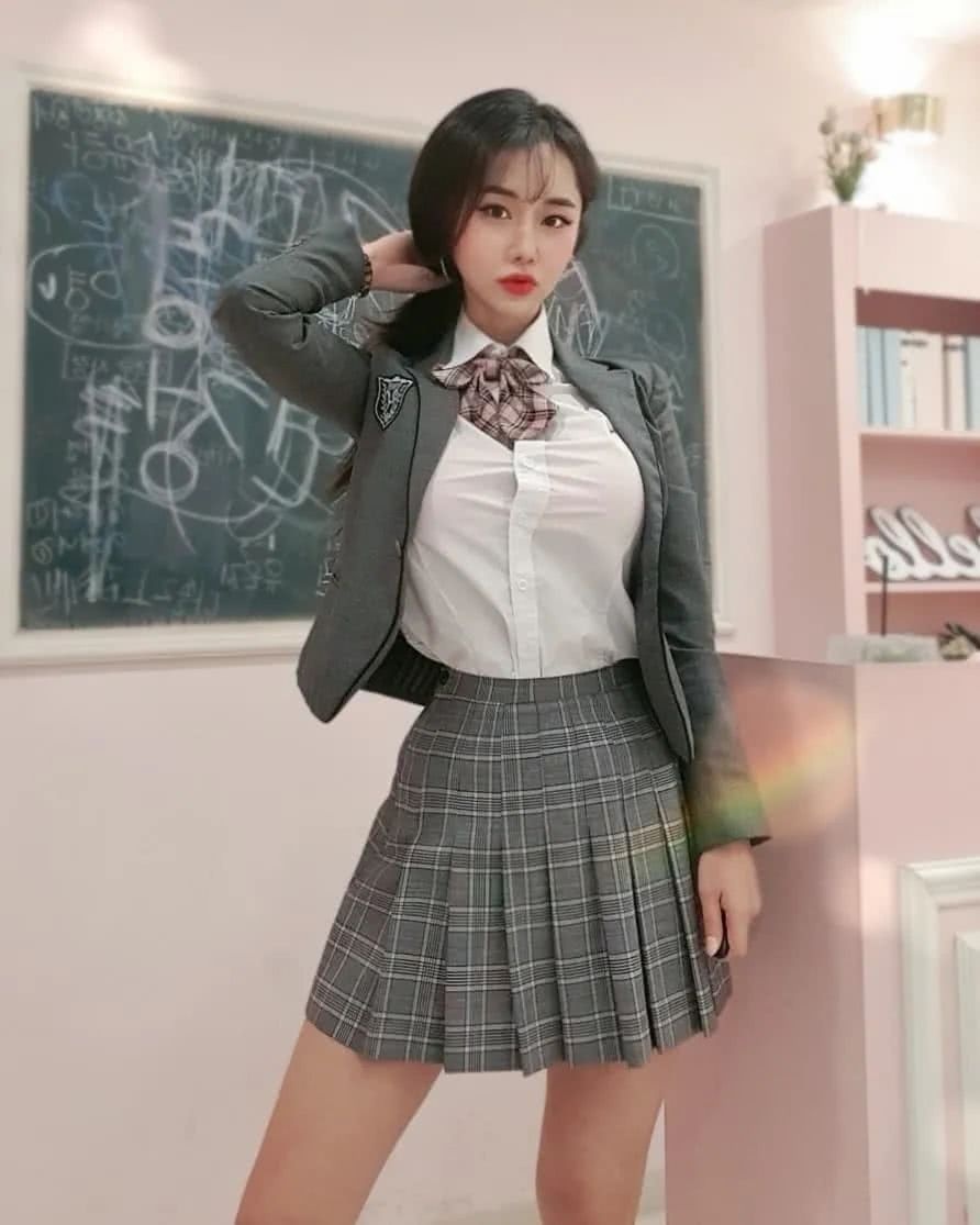 校服学妹在教室里的自拍