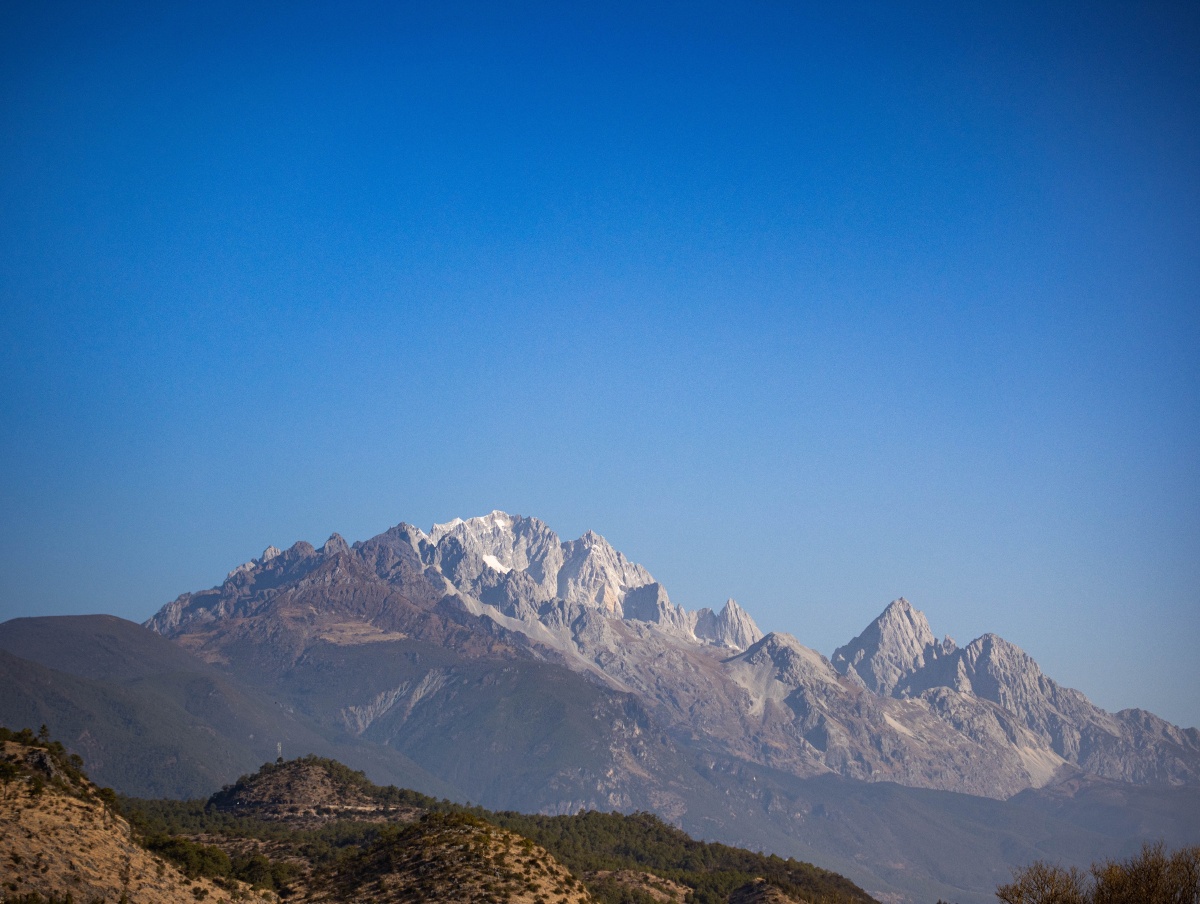 清晨远眺玉龙雪山