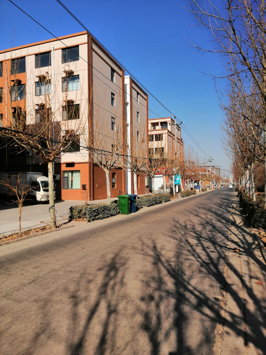 记录北方城市里边缘的一个乡村有公路楼房超市和幼儿园