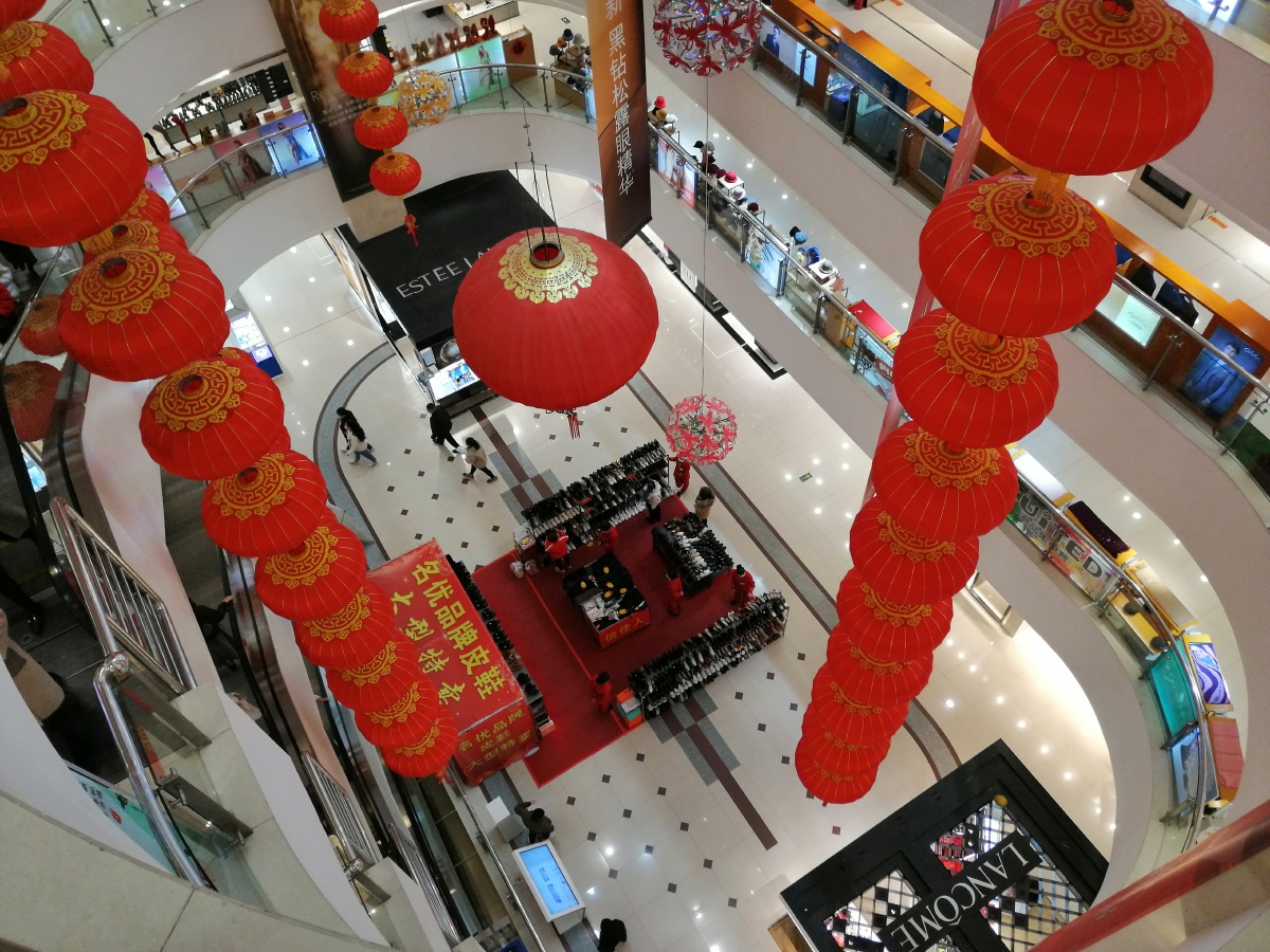 北方城市沧州的一个商场里面的红灯笼场面壮观