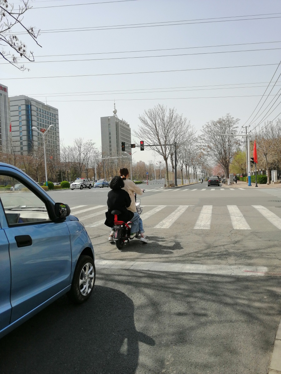北方城市沧州的十字路口正在等红灯的行人,其中有美女,男人和大叔. - 