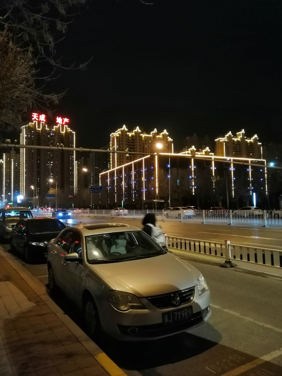 美丽的夜景出自北方城市沧州有灯光汽车公路小区和窗外