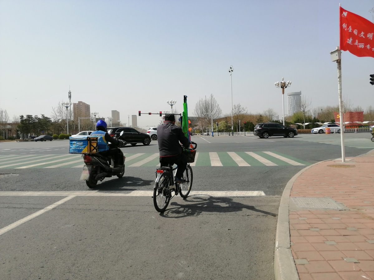 北方城市沧州的十字路口正在等红灯的行人,其中有美女,男人和大叔. - 