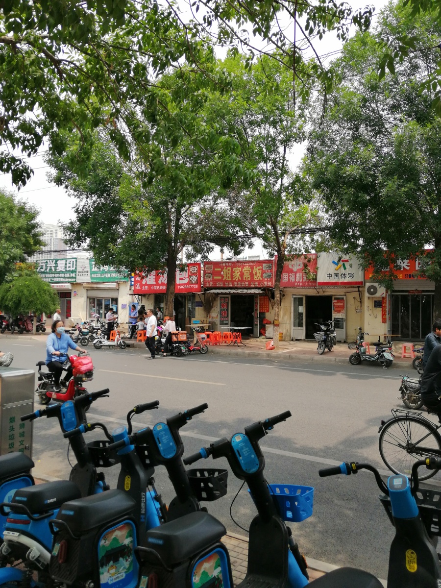 北方城市沧州的街边门市小吃还有共享单车