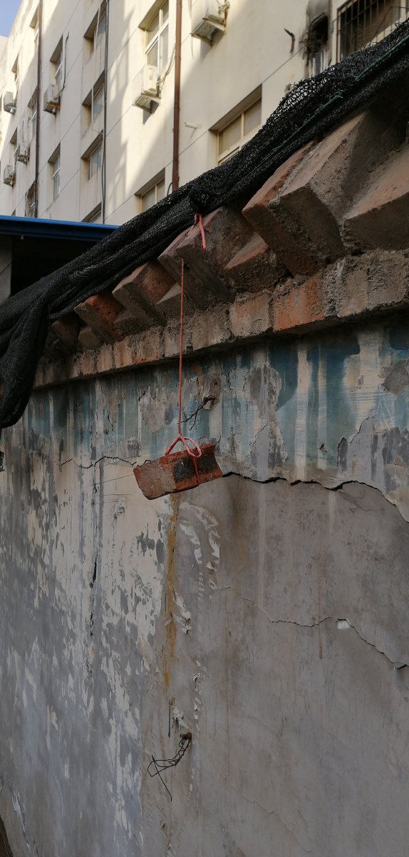 用绳子拴着吊挂的砖头