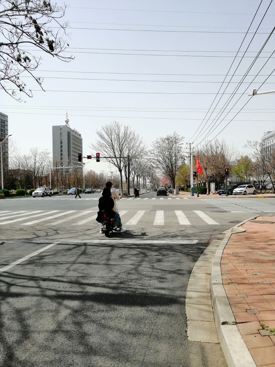 北方城市沧州的十字路口正在等红灯的行人,其中有美女,男人和大叔.