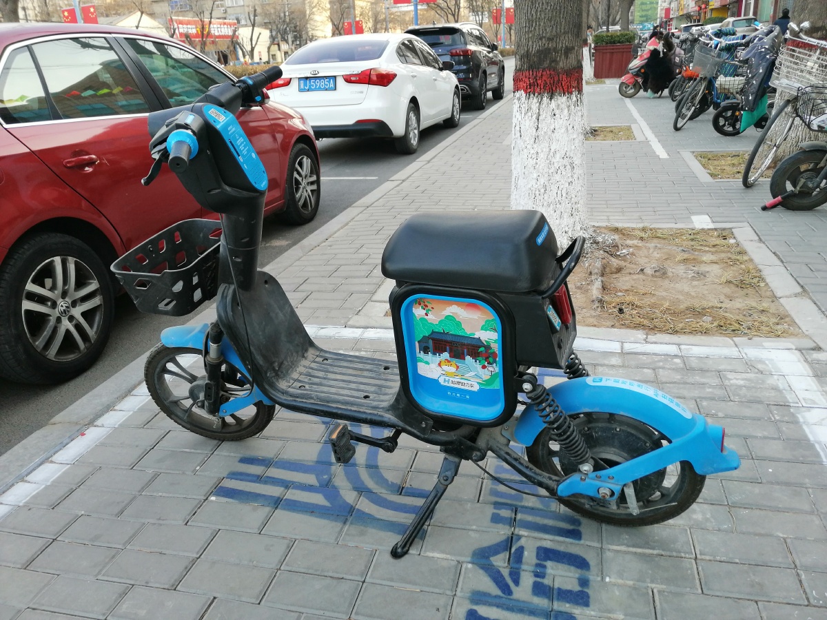 一辆停在北方城市沧州的共享电动车