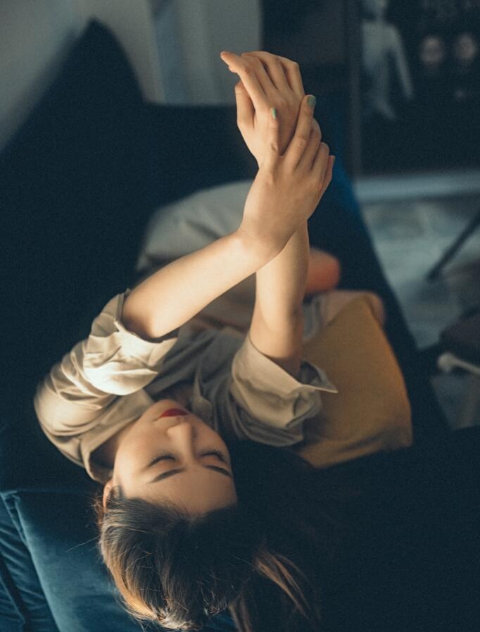 妹子晚上约拍不知道拍什么就翻着手机找片子边看边拍很放松于是有了这