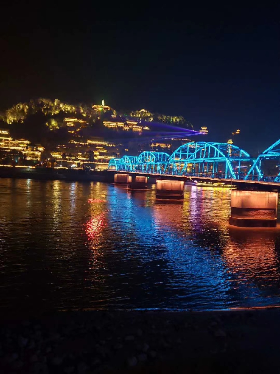 库尔勒夜景孔雀河畔