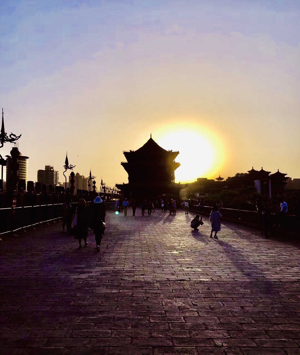 西安城墙永宁门夕阳在西安城墙上可以跑马拉松可以骑自行车夜幕降临时