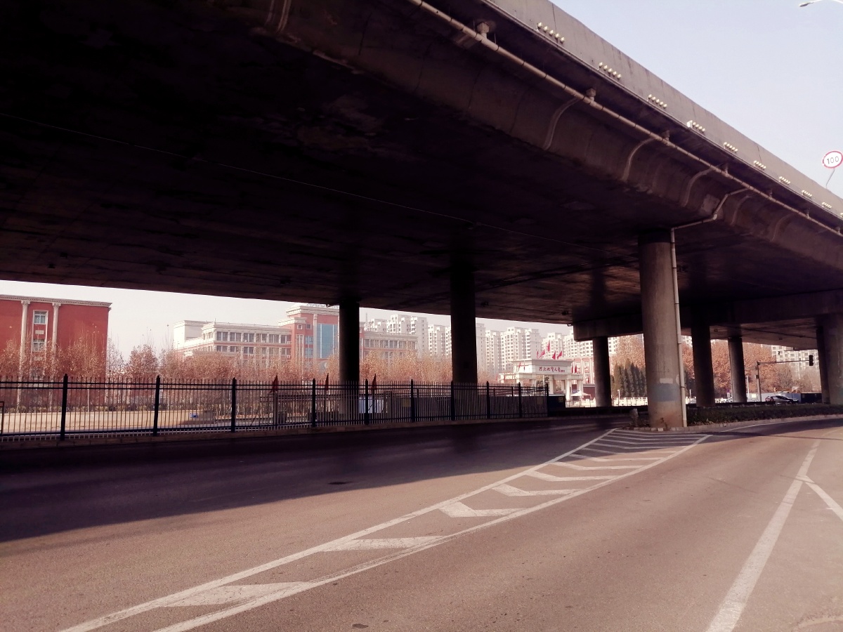 桥底下的大学校园