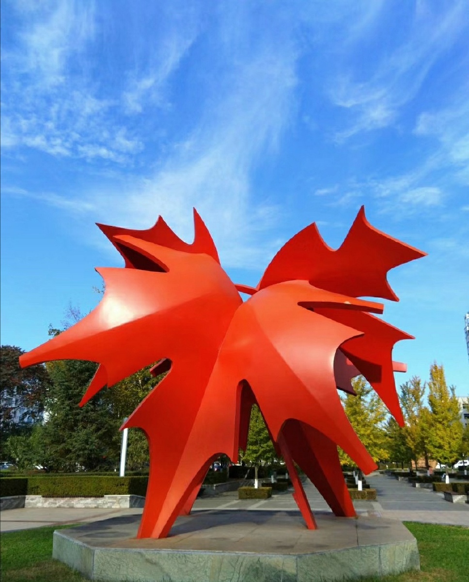 枫叶雕像天空晴朗枫叶雕像城标旅行