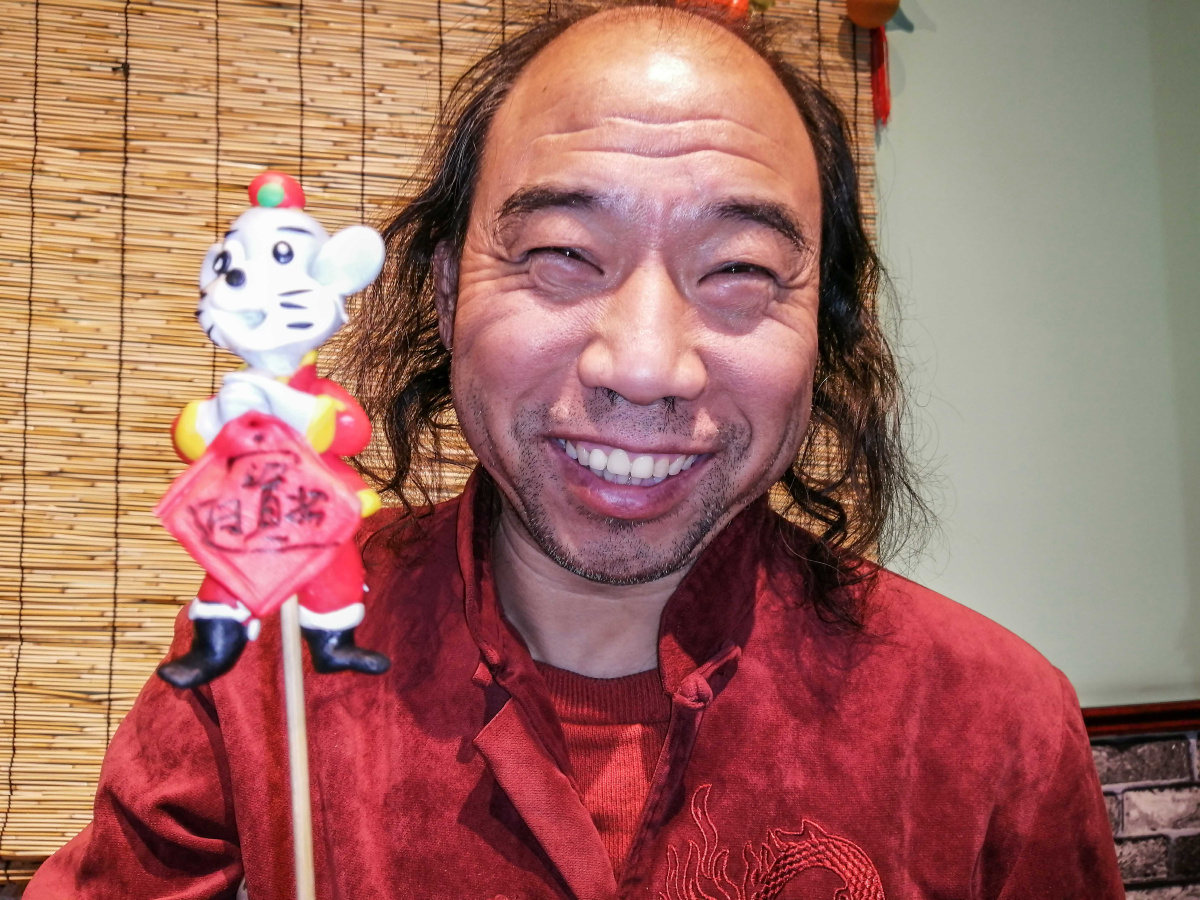 面塑艺人宋师傅拿起他的面塑新作"小老鼠贺岁",脸上顿时露出