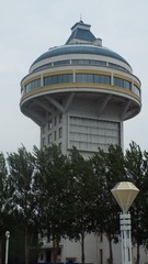 385574