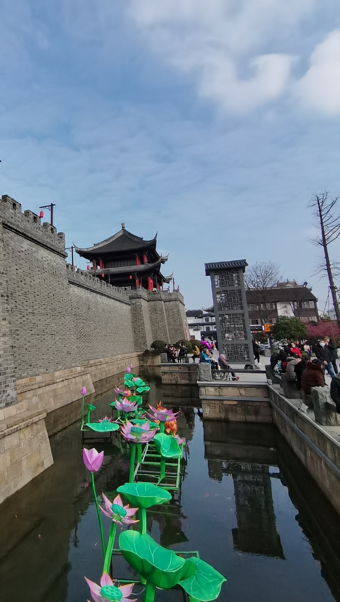 梅里古镇 位于 无锡 新区梅村镇,是吴文化的发祥地,被誉为" 江南 第一