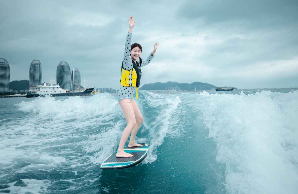 别看我可爱我其实很酷三亚尾波冲浪