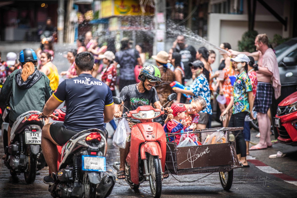 宋干节是泰国的新年,每逢此时不论是游客还是本地居民都会彼此泼洒水