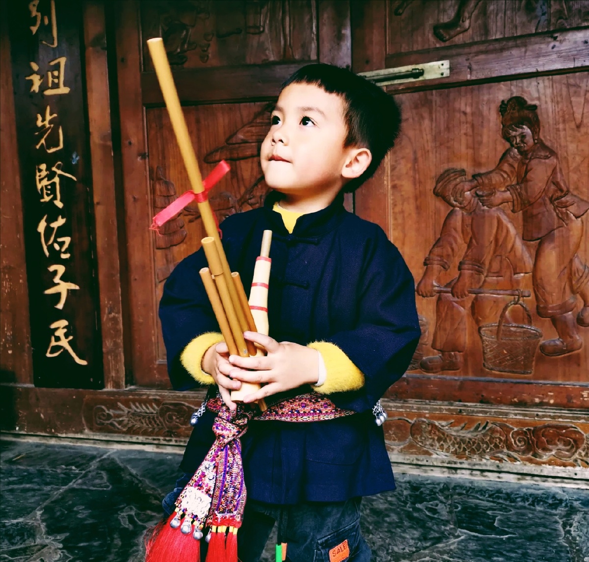 吹芦笙的苗家小男孩