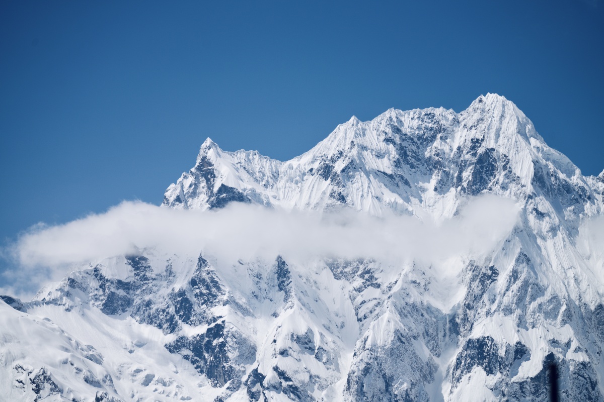 一夜雨后远处的雪山更加清澈拍摄于雪崩后一小时
