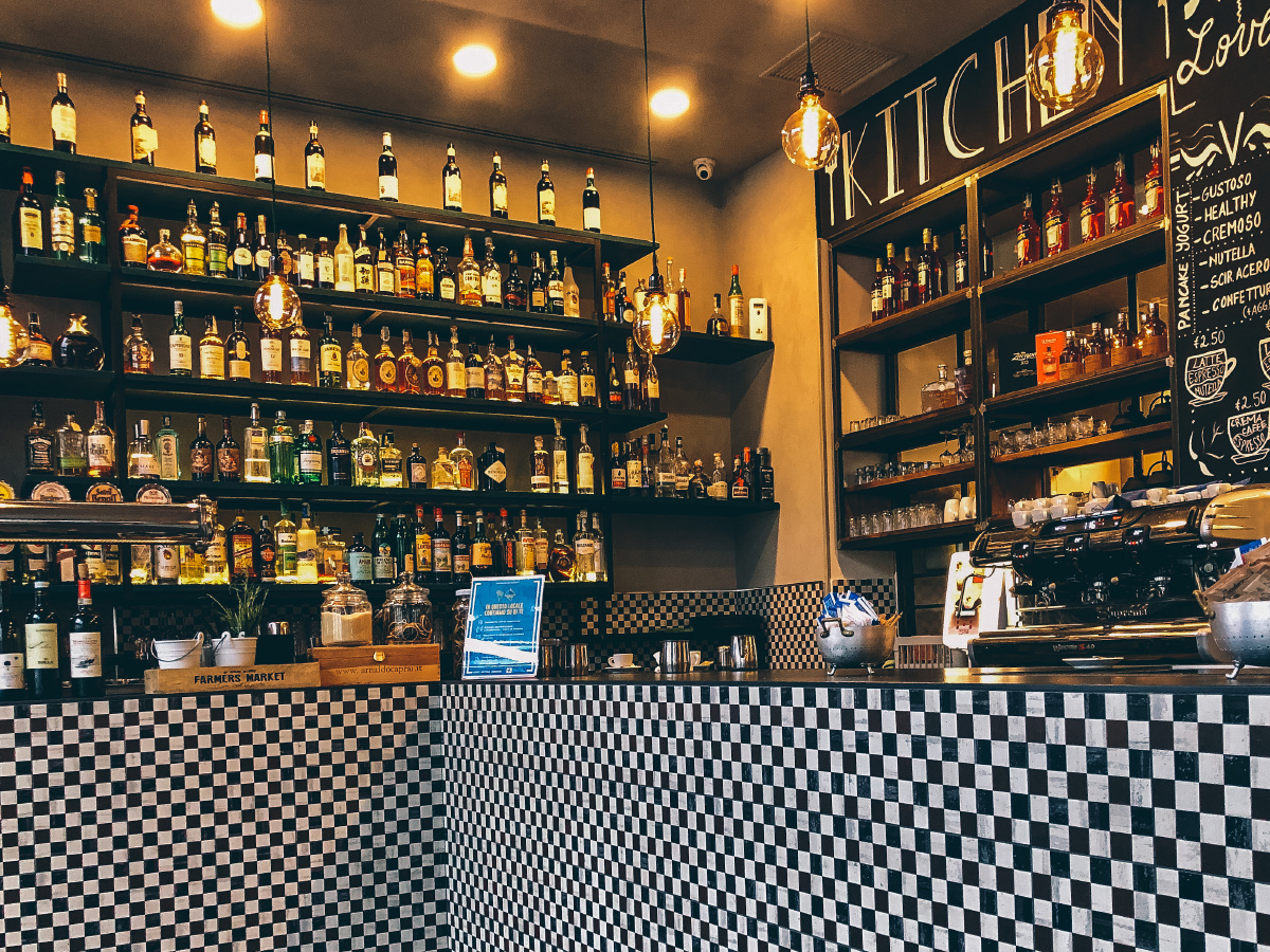 咖啡吧的吧台,老外已经换3个老板了,可能店租太高了 - 摄影业余爱好者