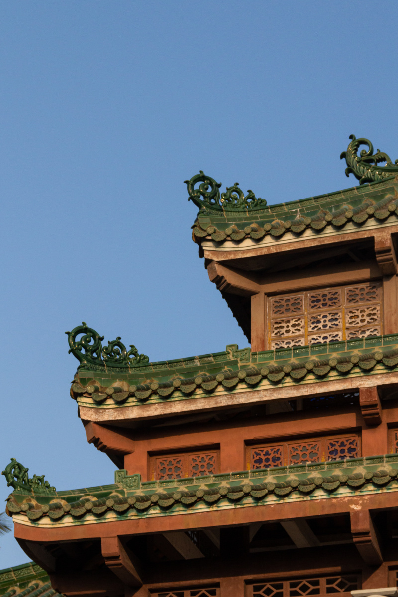 礐石堂屋角飞檐,绿色琉璃瓦
