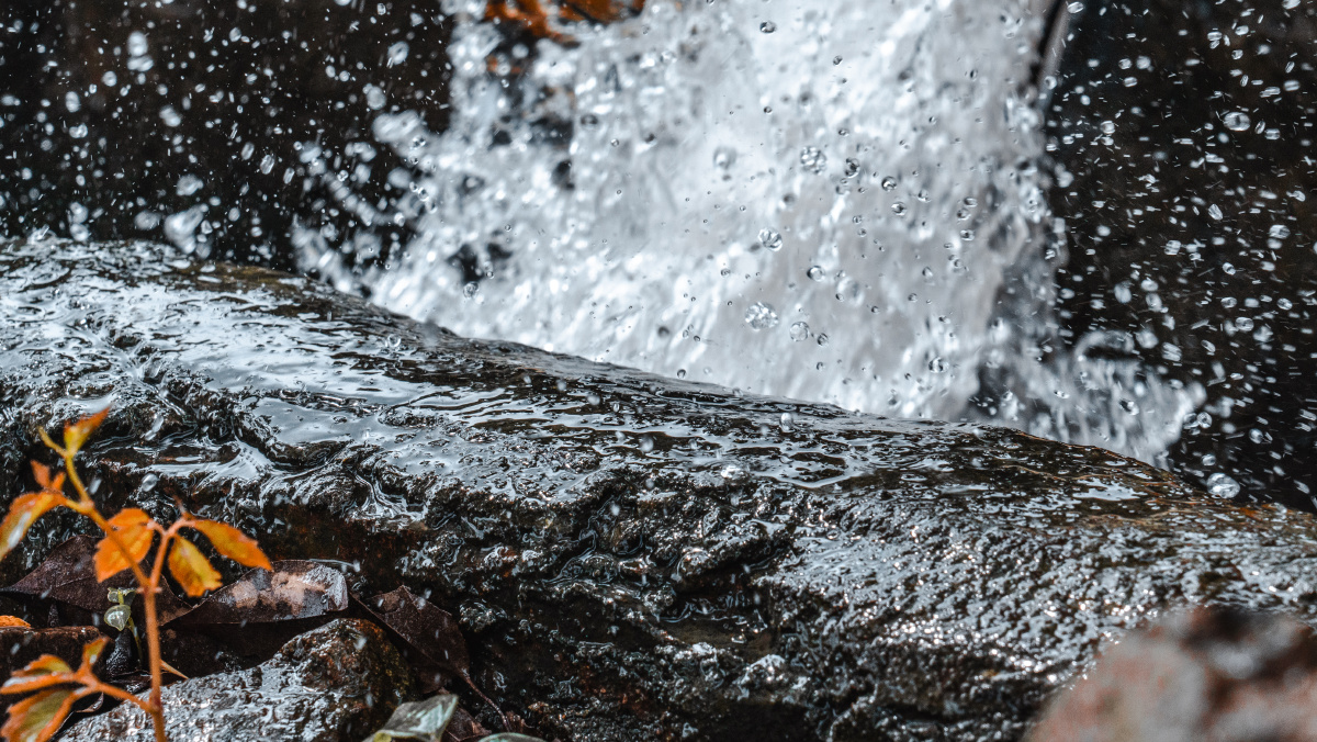 水流冲击石头也有特别的美