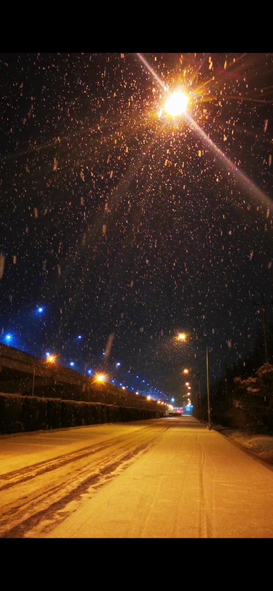 晨起雪景灯光下的雪雪中的灯光