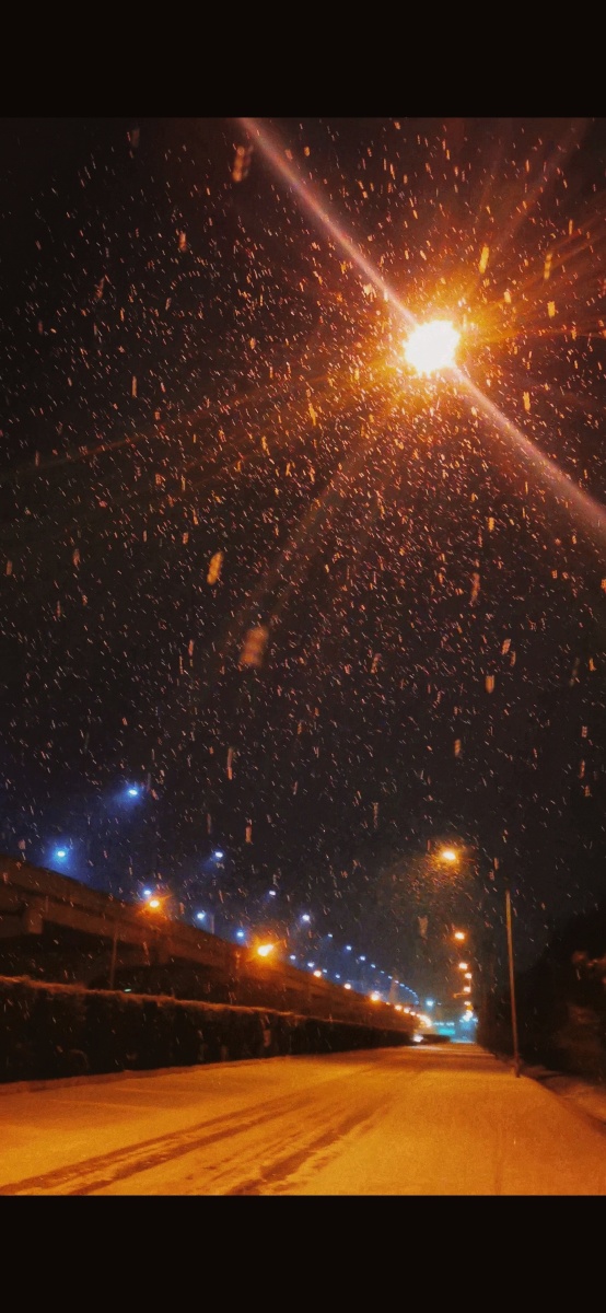 晨起雪景灯光下的雪雪中的灯光