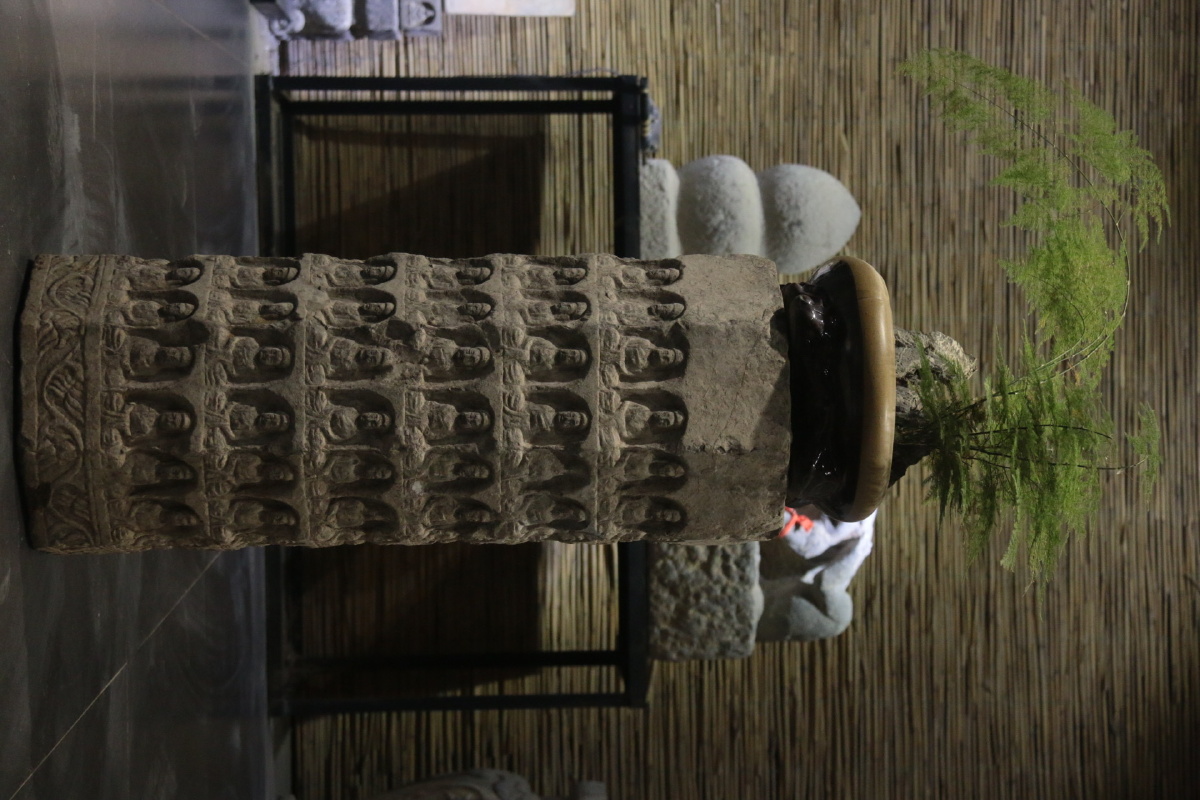 北魏青石万佛柱高72纵横30皮壳老辣造型独特四周雕刻万佛至尊开脸慈祥