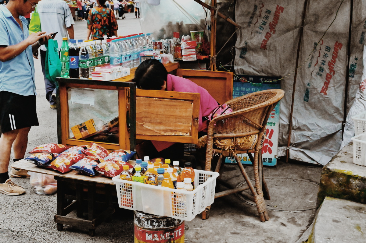 纪实西南小城真实的摆摊文明市井生活美好与残酷并存美