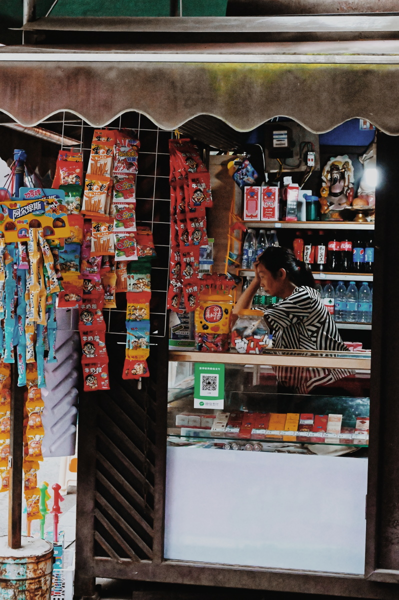 纪实西南小城真实的摆摊文明市井生活美好与残酷并存美好是小小的残酷
