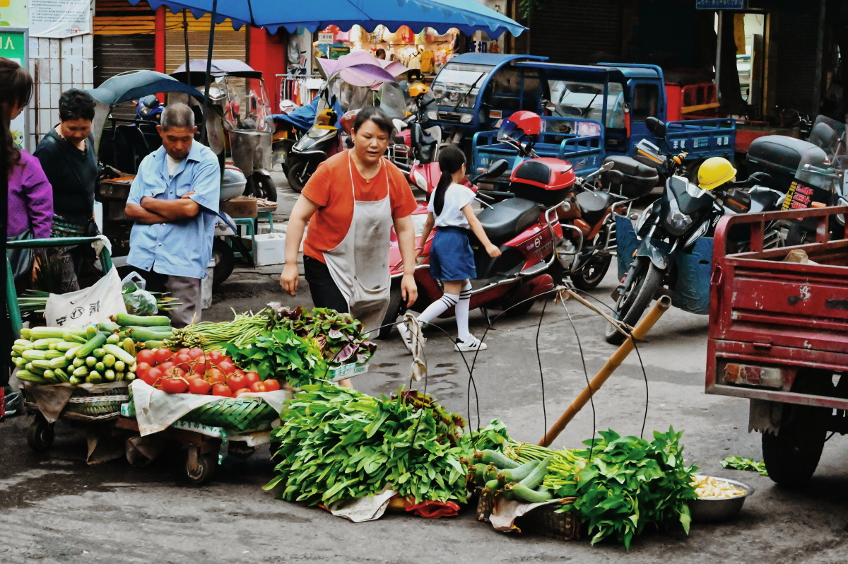 纪实西南小城真实的摆摊文明市井生活美好与残酷并存美好是小小的残酷