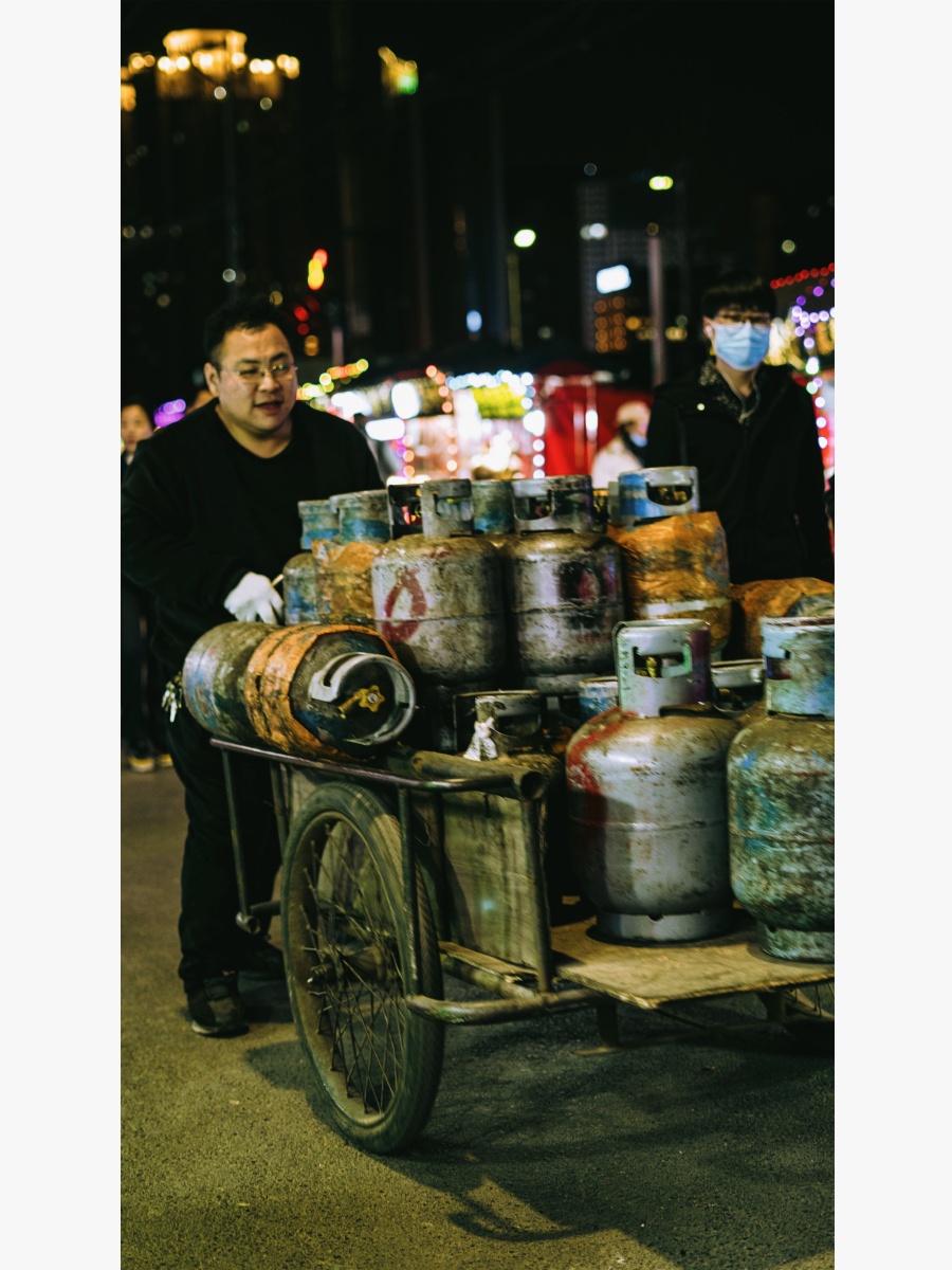 呛眼的烟火气里熏染出的是直面生活的豪情