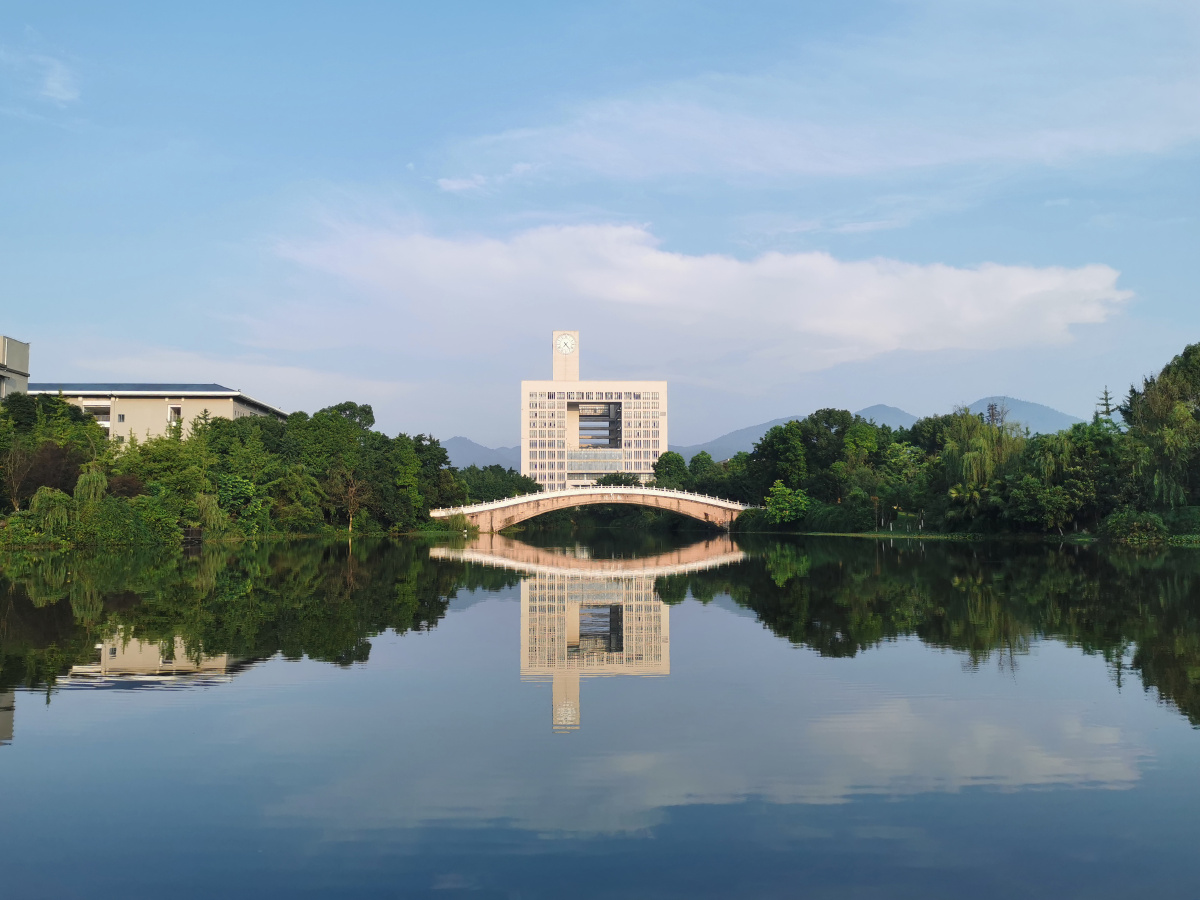 重庆师范大学图书馆和泛月桥的合照 - 孔克南 - 图虫