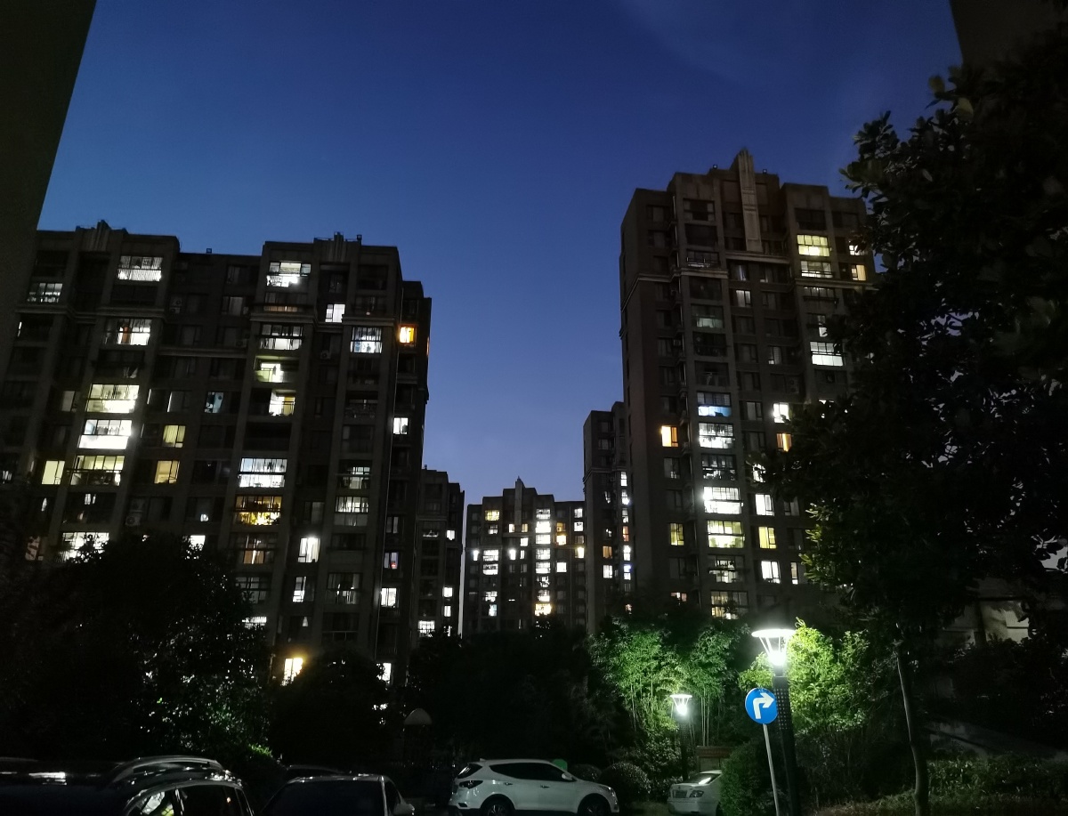 晚上的小区一片静谧祥和