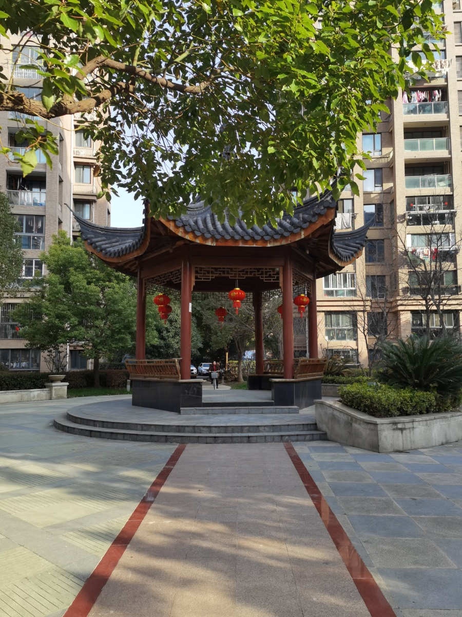 遛狗随拍-小区的亭子