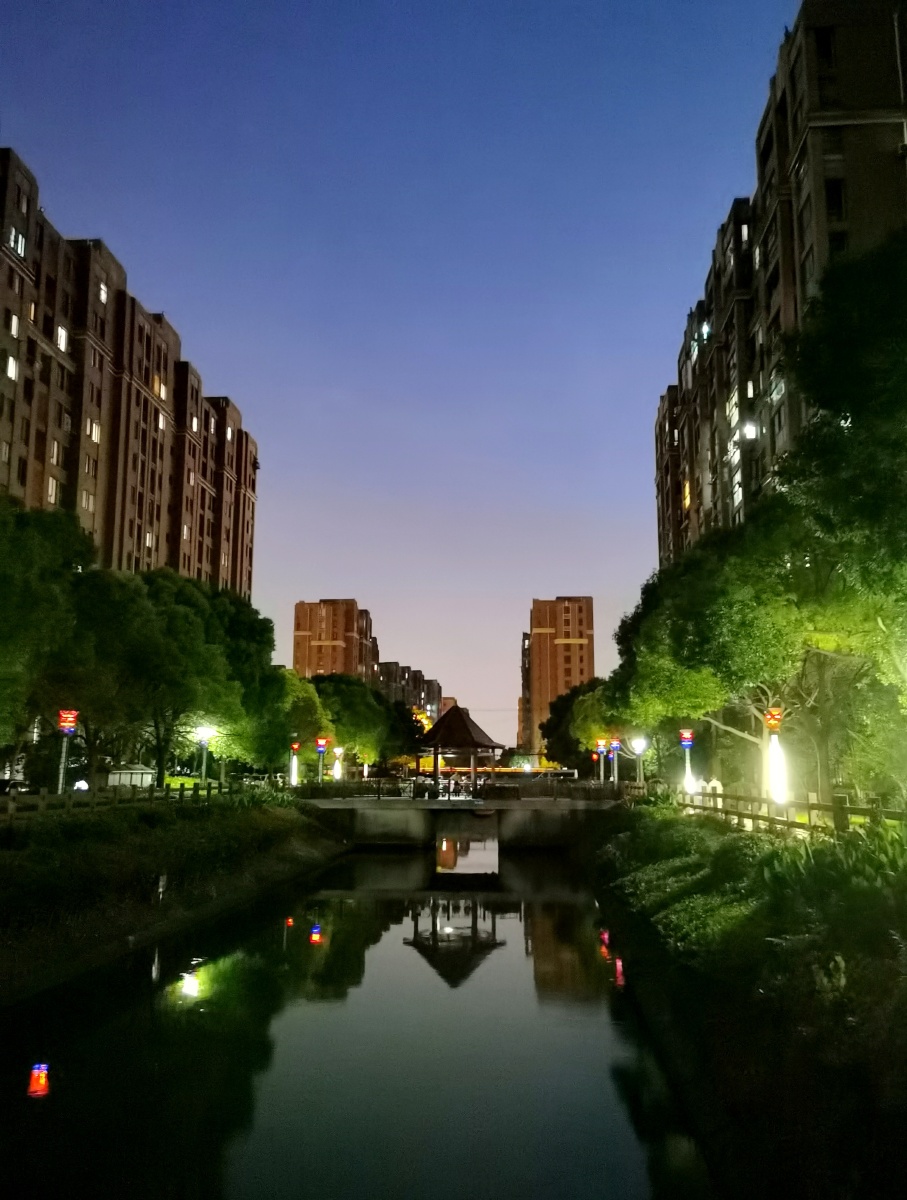 晚上的小区一片静谧祥和