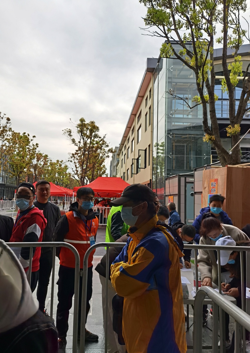 新冠疫苗接种排队等待中