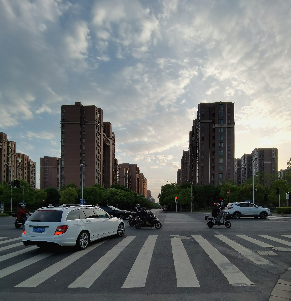 傍晚时分的十字路口