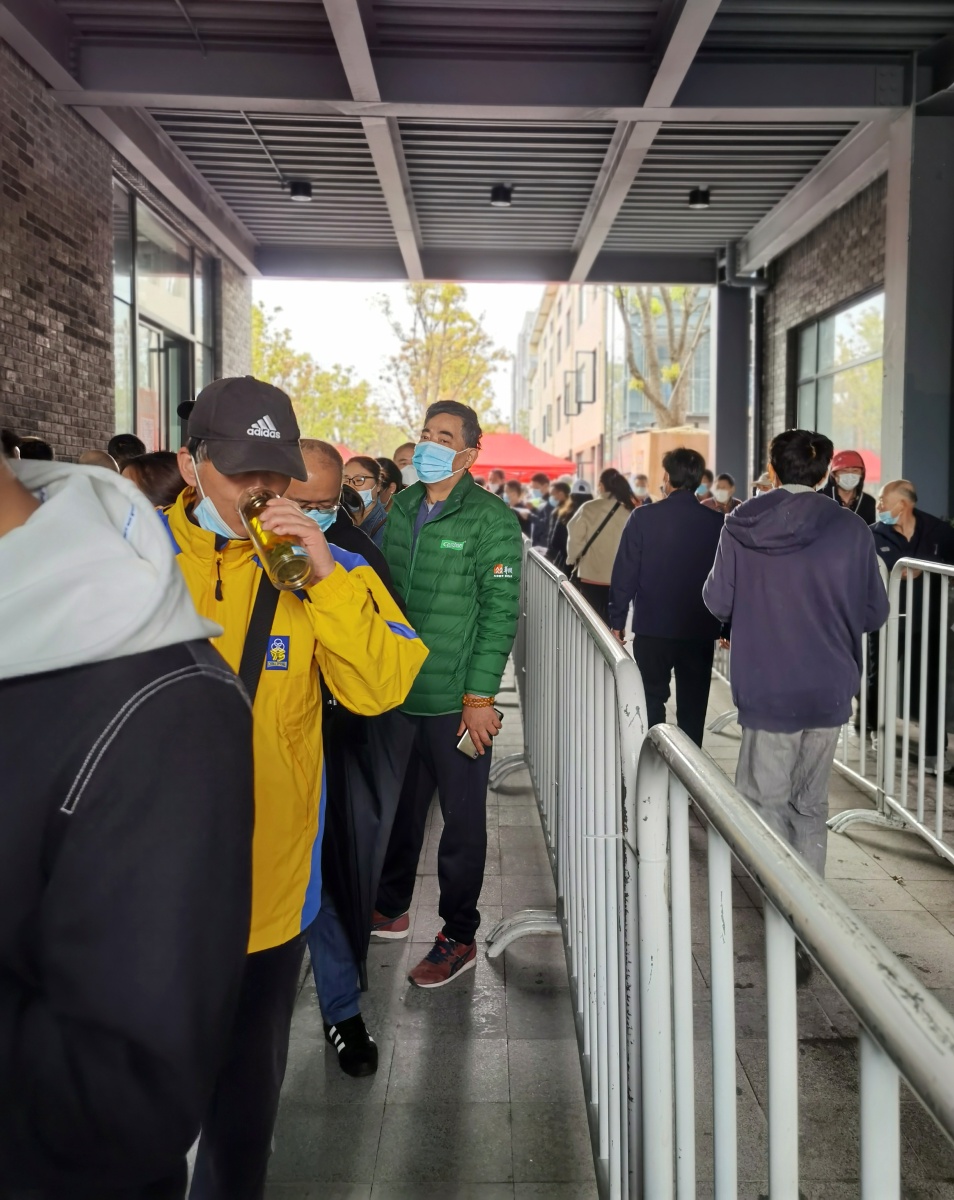 新冠疫苗接种排队等待中