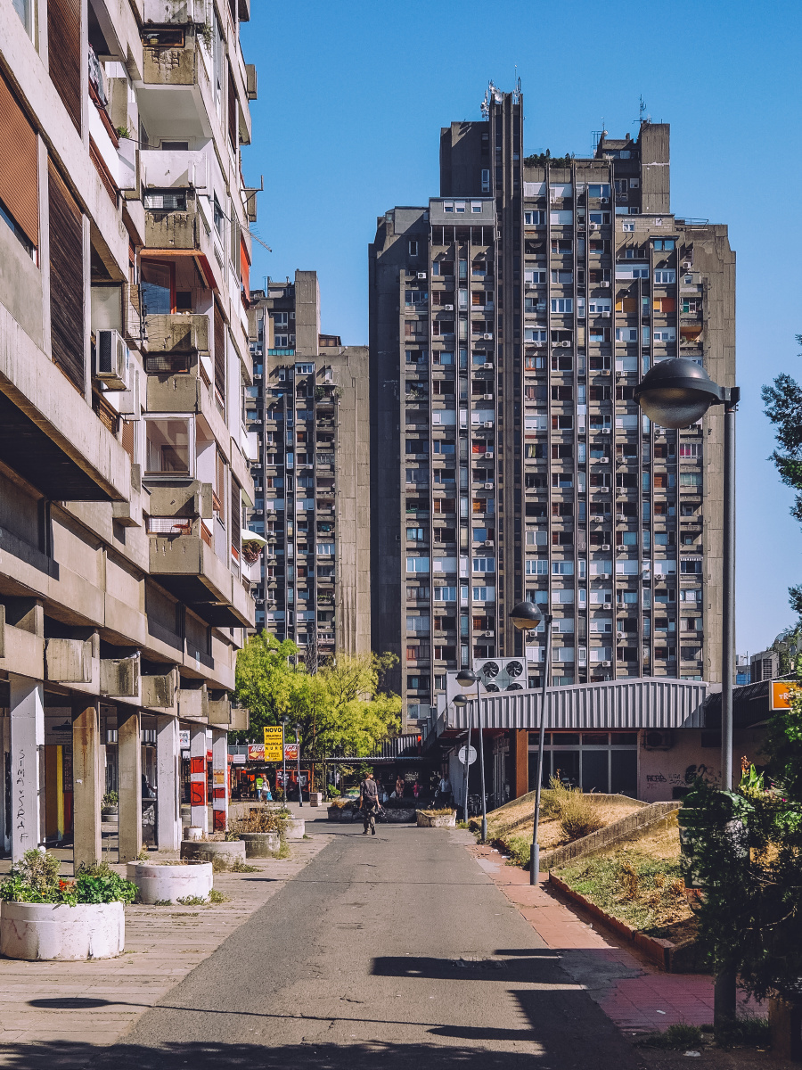 贝尔格莱德街头的野蛮主义建筑