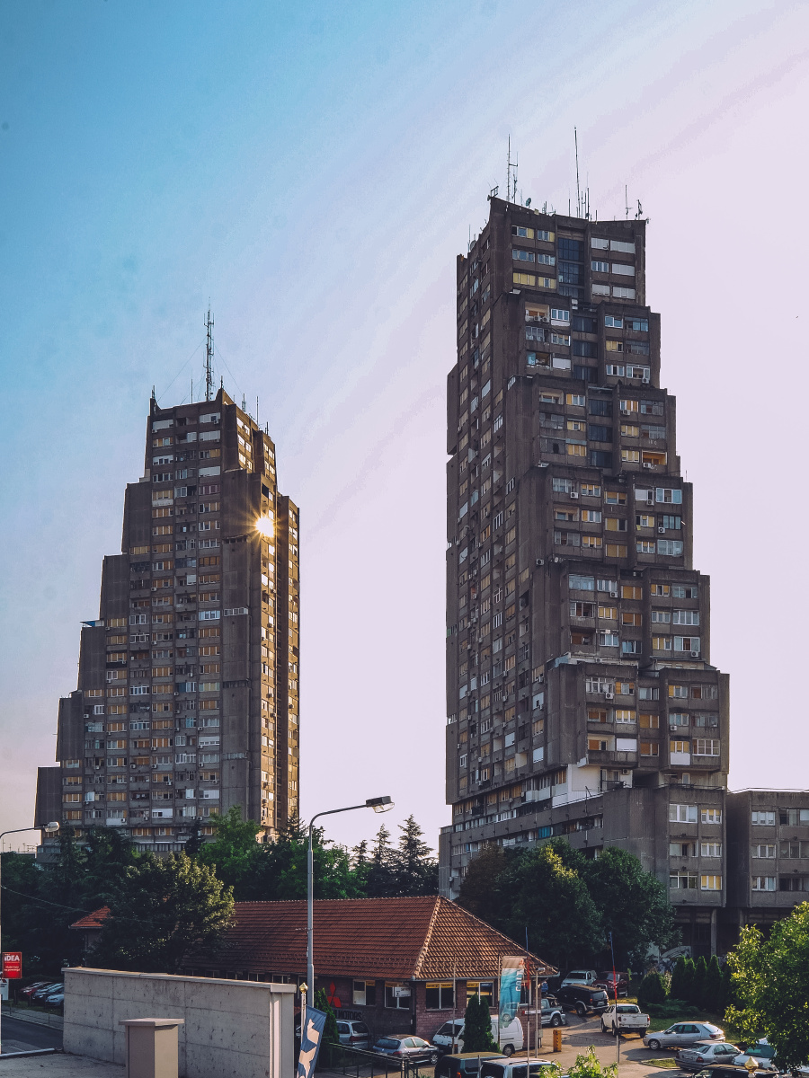 贝尔格莱德街头的野蛮主义建筑