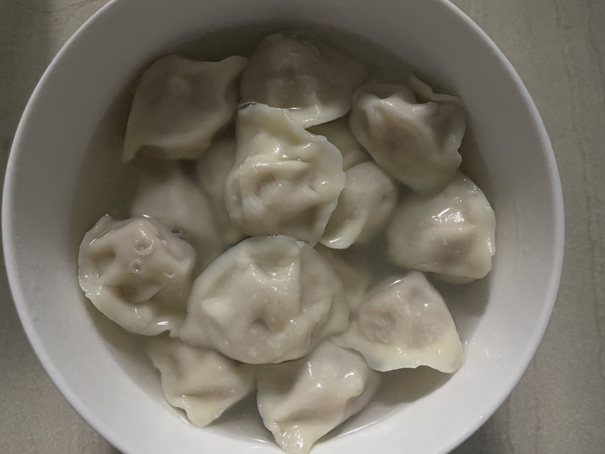 一个人在家的时候,突然想吃饺子 买完了才想起来是元宵节 但是又懒得