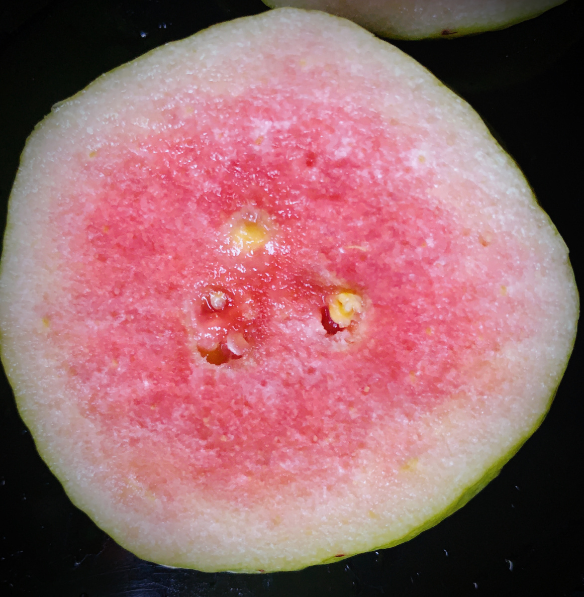 红心芭乐,诱人的粉红色 - 卖水果的小麦 - 图虫