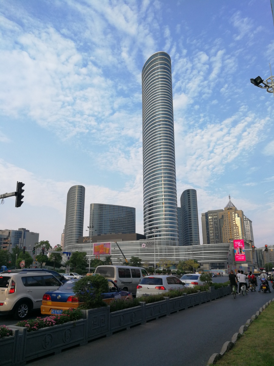 徐州市第一高楼后面几张是拆迁前的百货大楼