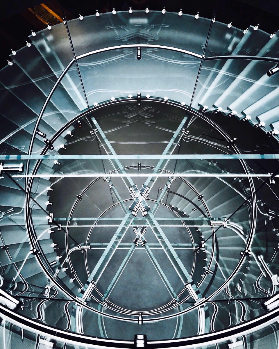 苹果店里的玻璃楼梯