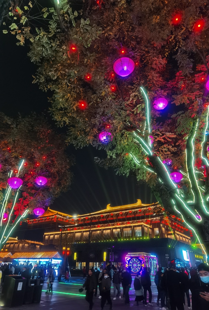 西安大雁塔街拍不夜城视角
