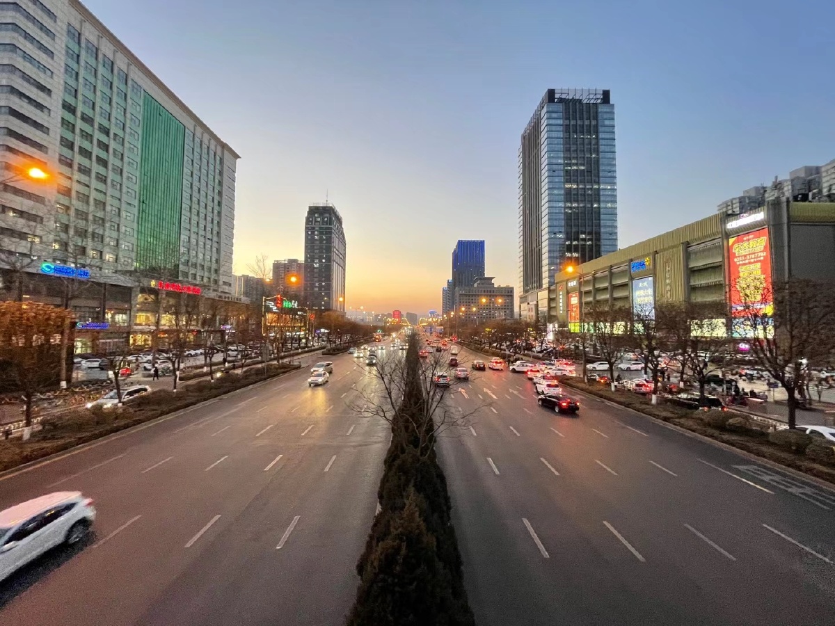 都市穿梭来往的车辆