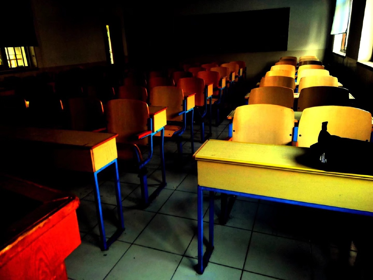 清晨第一缕阳光洒进无人的教室,带你回忆学生时代.